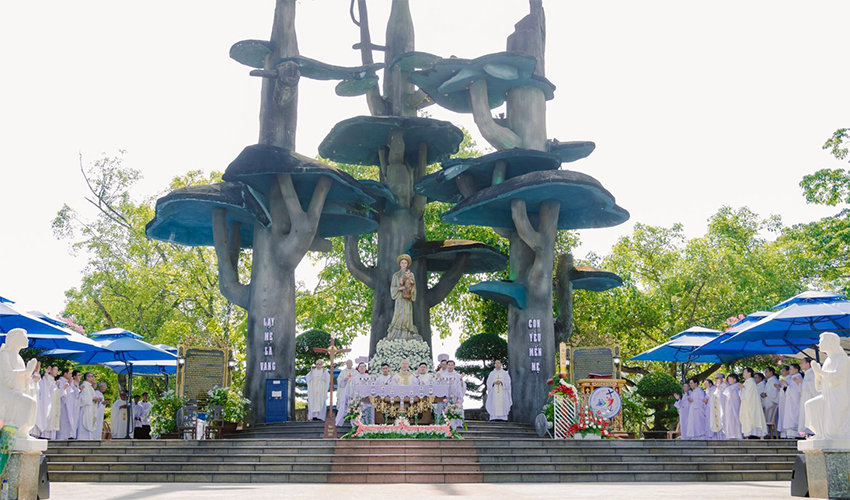 La-Vang-Holy-Land-hue-dmz-group-tour
