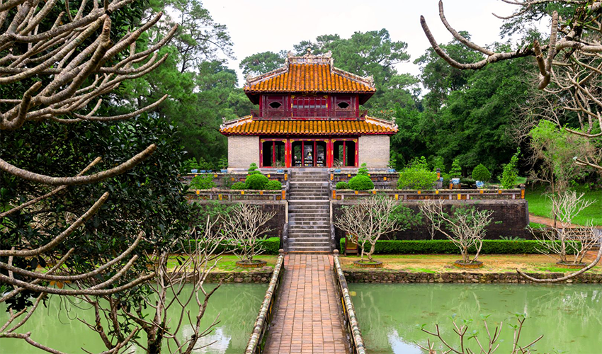 hue-city-group-tour-minh-mang-tomb