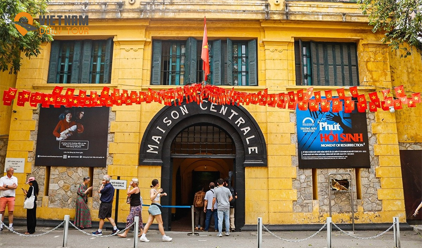 hoa-lo-prison-hanoi-city-group-tour